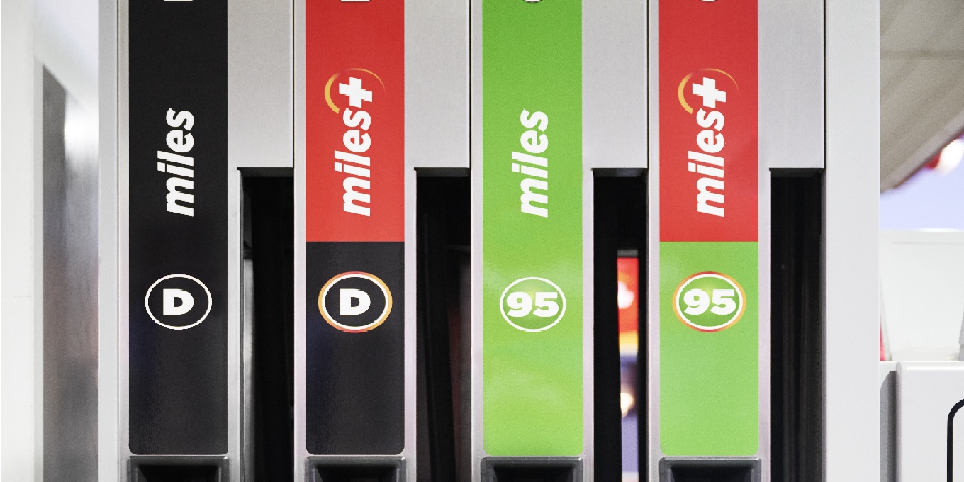 Grafika przedstawia stację paliw Circle K i dystrybutor paliwowy.